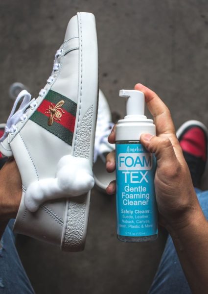 Làm sạch giày Adidas với dung dịch tẩy rửa tạo bọt Angelus Foam-Tex – 170ml (5.7Oz)